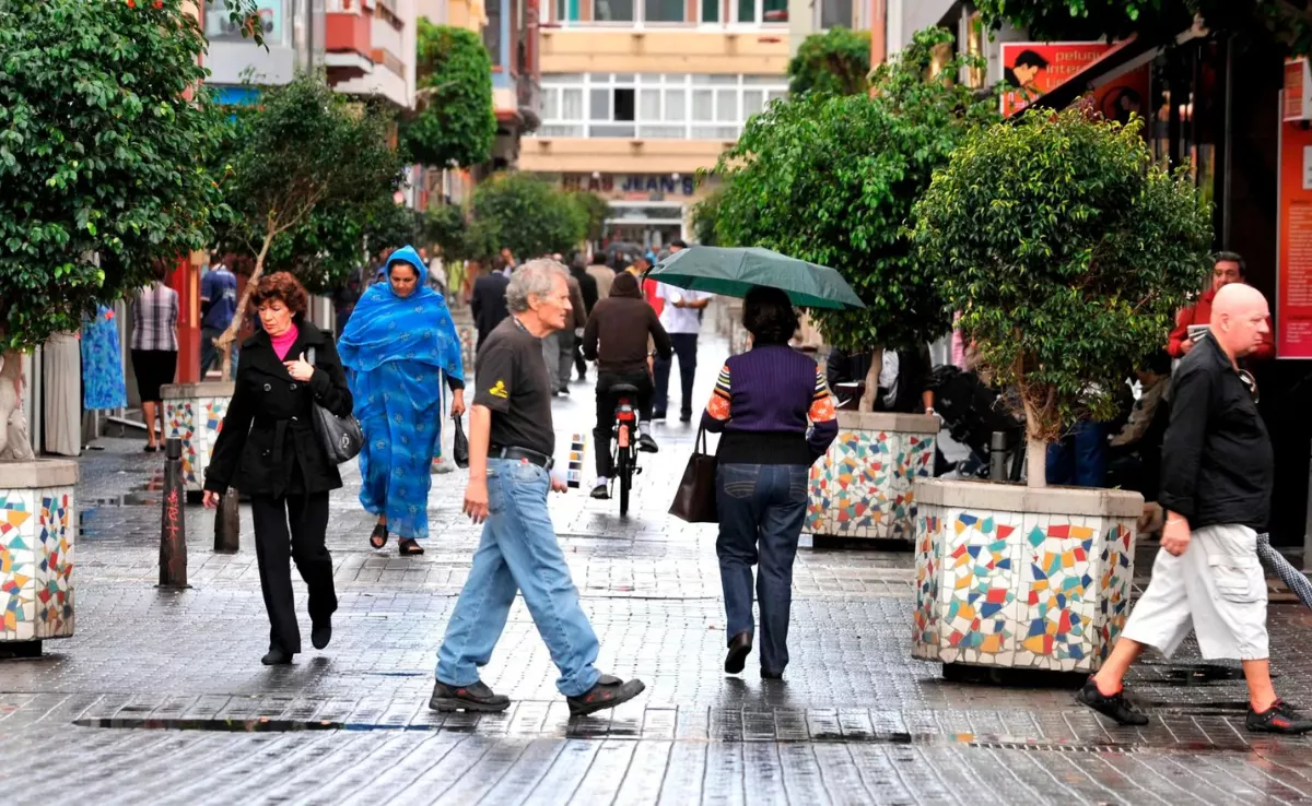 Personas paseando por Las Palmas de Gran Canaria, la ciudad más poblada de Canarias / EFE