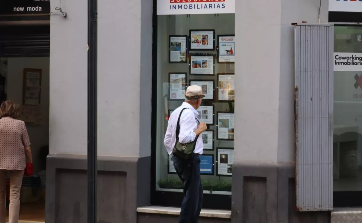 Un hombre consulta los anuncios de alquiler de viviendas en Tenerife, Canarias. / ATLÁNTICO HOY