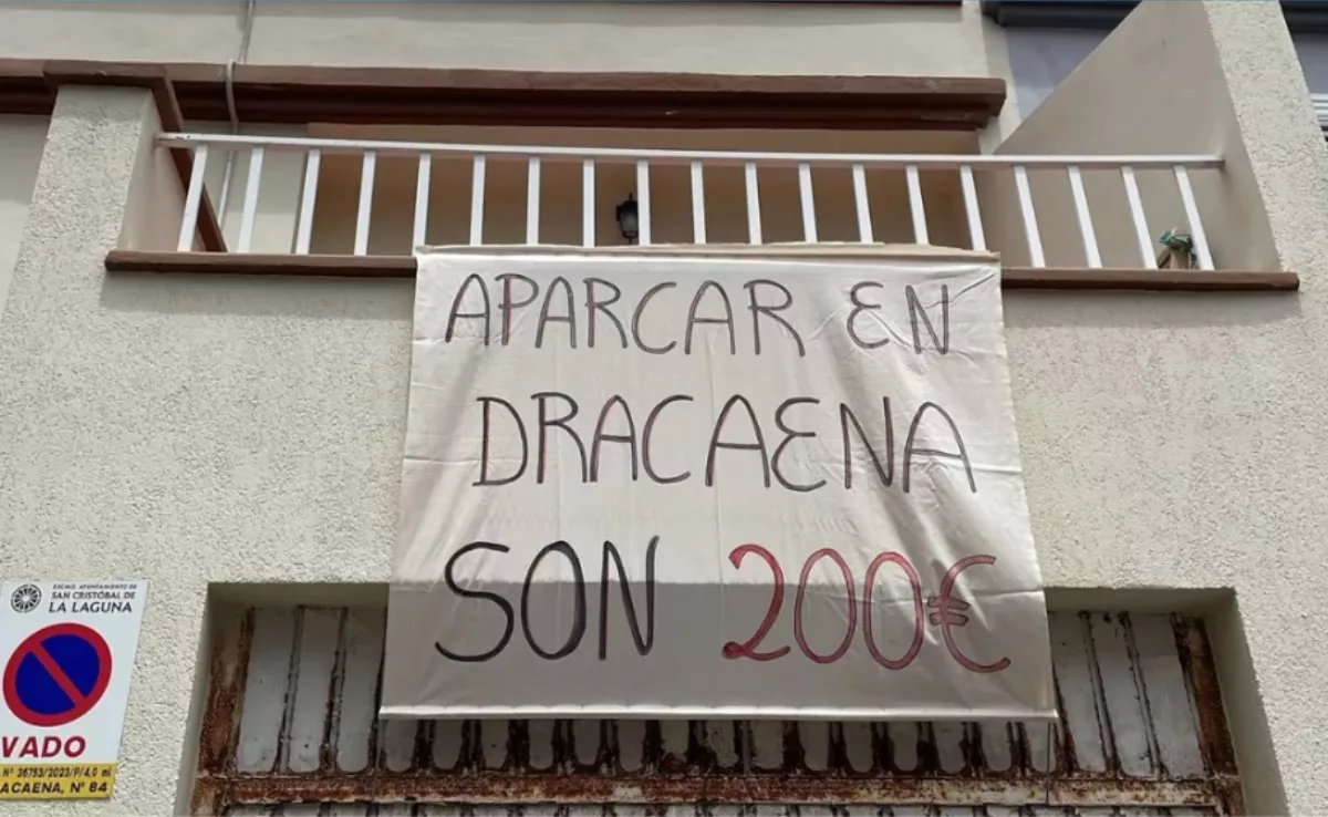 Pancarta de los vecinos en la calle Dracaena, en Punta del Hidalgo|AH