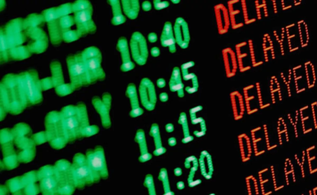 Panel de aeropuerto que muestra vuelos retrasados. /Archivo
