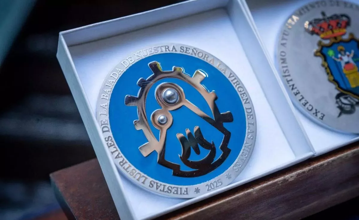 Medalla conmemorativa de la Virgen de las Nieves realizada por Pedro Ferreiro