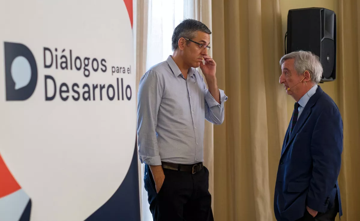 Un excónsul de España en Moscú advierte que la presencia rusa en el Sahel debe preocupar a Canarias. En la imagen, el exdiputado socialista y analista político Eduardo Madina; y el embajador Rafael Dezcallar / EFE - ÁNGEL MEDINA G.