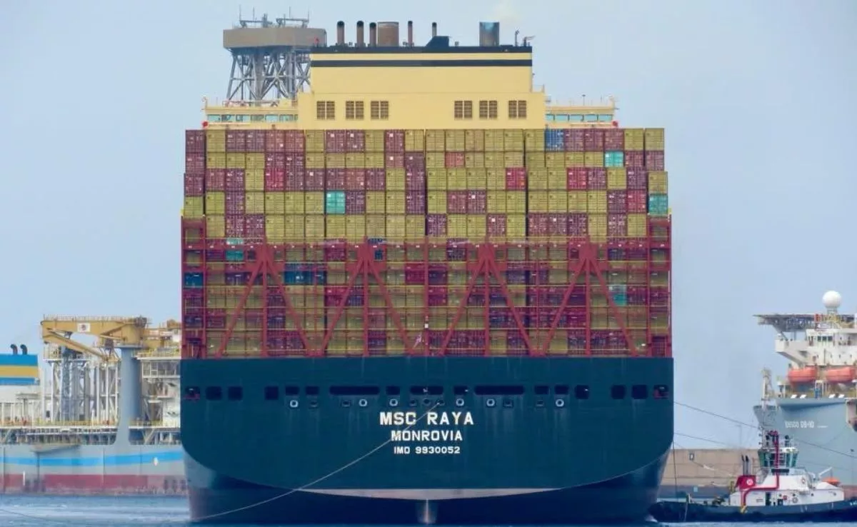 La enorme popa del 'MSC Raya', hasta arriba de contenedores, en el Puerto de Las Palmas. / NICOLÁS AROCHA