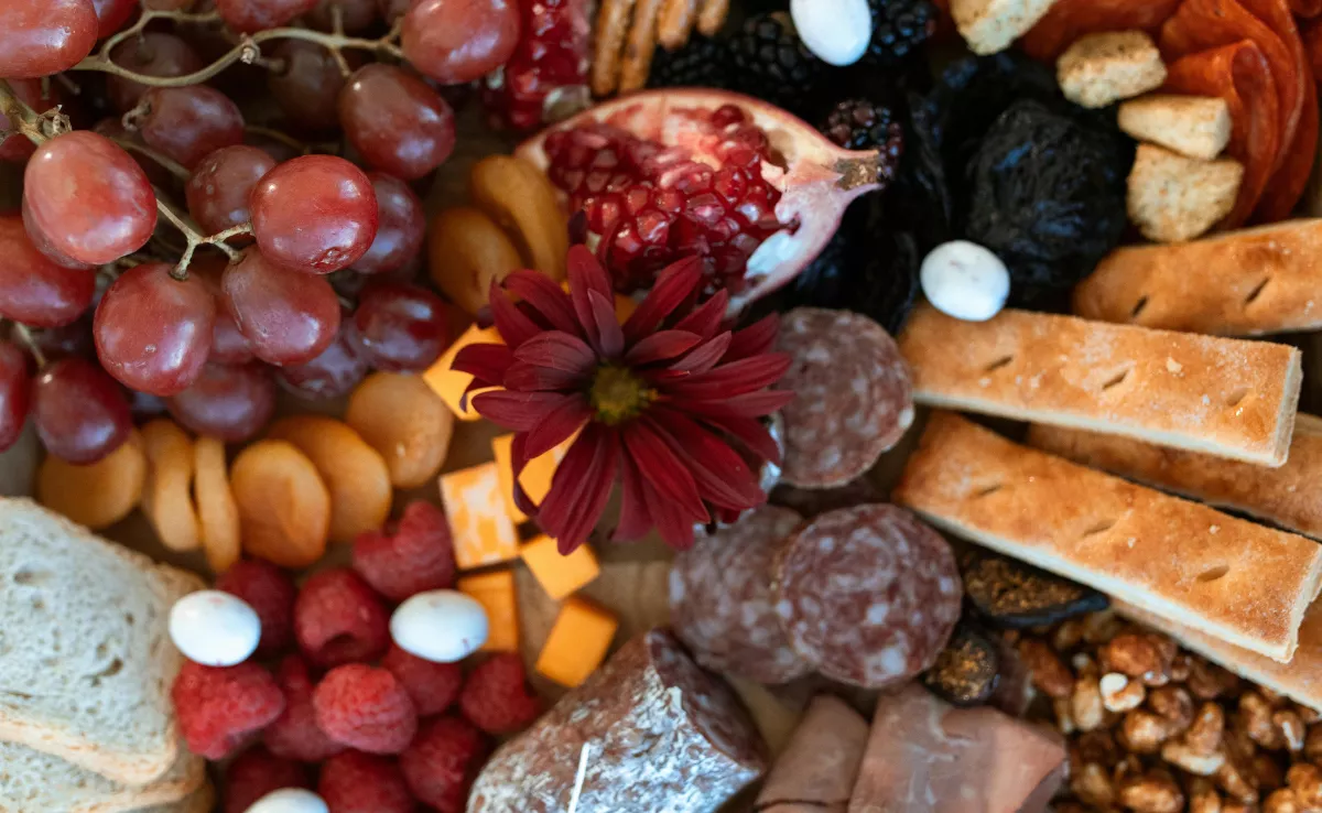 Imagen de una tabla con diferentes tapas / PEXELS