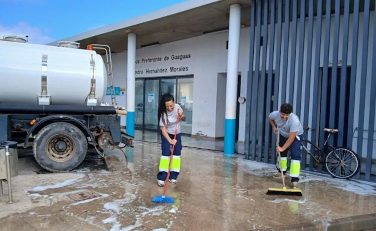 Personal de limpieza trabajando en una estación de guaguas de Fuerteventura. /Cedida