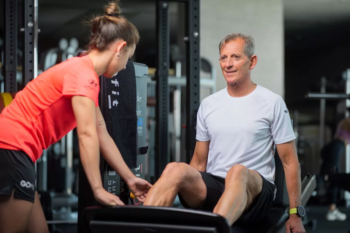 Una persona mayor hace ejercicio en un gimnasio. /Archivo