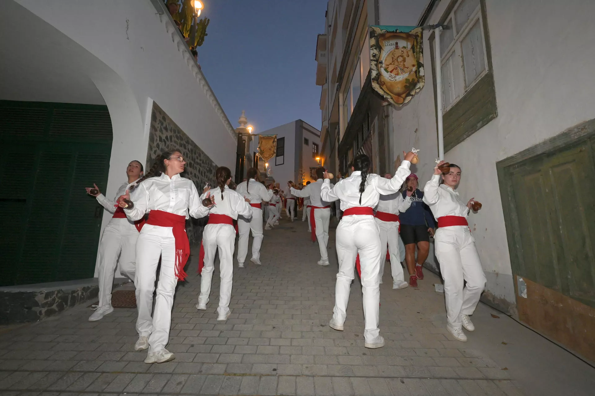 Tocadores y bailarines de La Virgen durante su llegada a Valverde. /EFE/ Gelmert Finol
