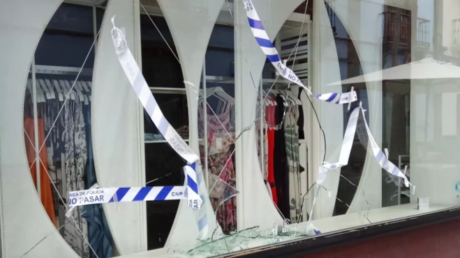 Imagen de un escaparate roto en TrianaAH Imagen de un escaparate roto en TrianaAH