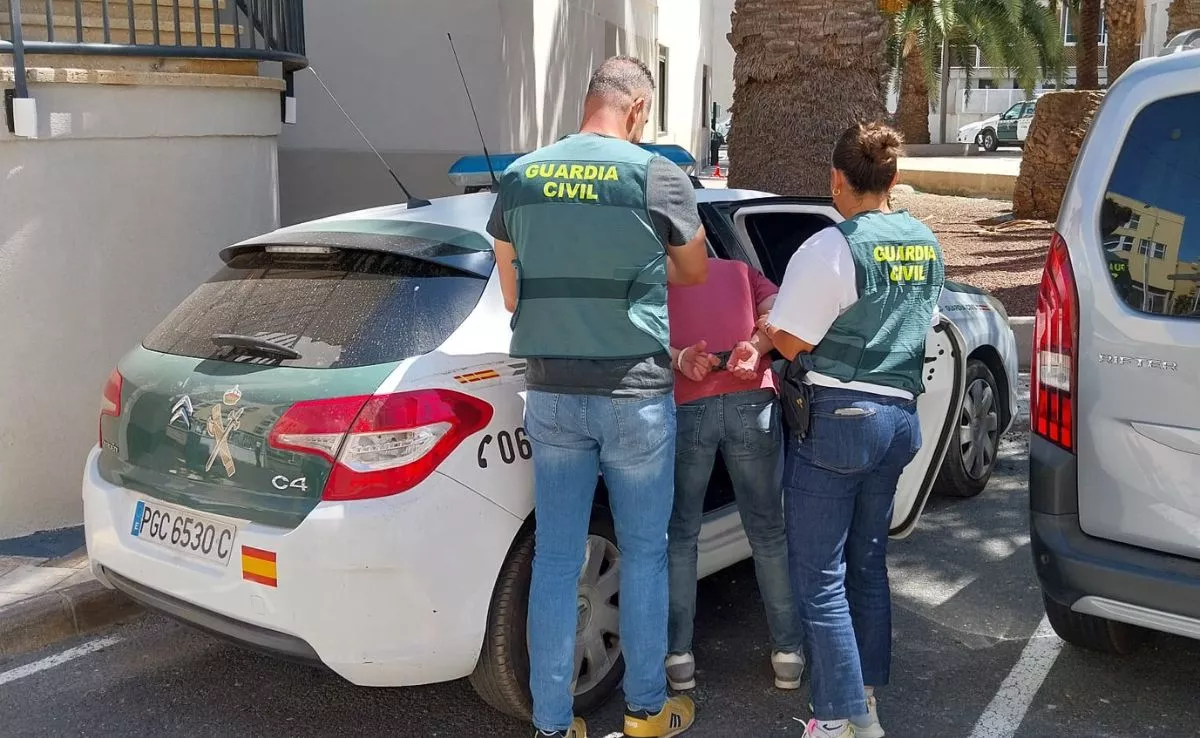 Guardia Civil durante la detención. /Cedida