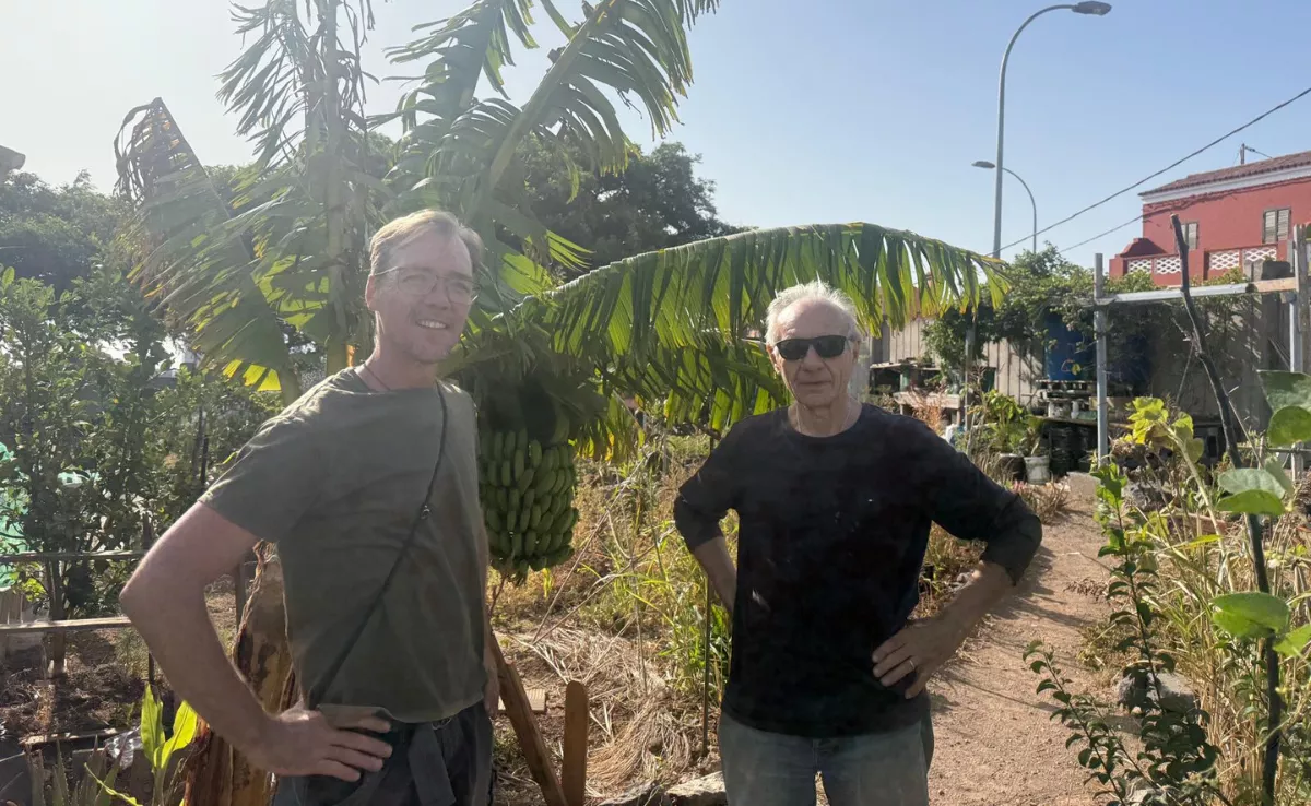 A la izquierda Fernando Jiménez, gestor del huerto de Somosierra, junto a Luciano, vecino de la zona que también participa. / ATLÁNTICO HOY - ALBA MARICHAL