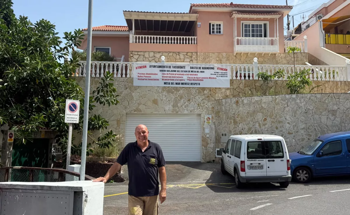  Cristo Miguel Hernández Pérez, vecino de Mesa del Mar que ha colgado un cartel denunciando el abandono del barrio. / ATLÁNTICO HOY  - ALBA MARICHAL
