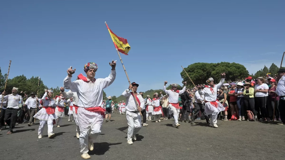 Miles de personas han participado este sábado en El Hierro en la Bajada de la Virgen de Reyes / EFE - GELMERT FINOL