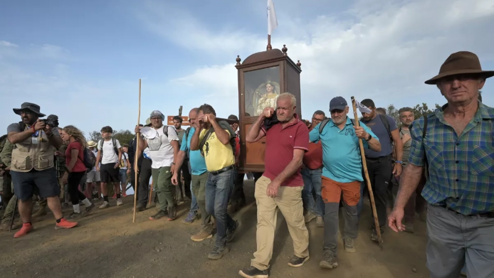 La Bajada son 28 kilómetros desde su ermita en La Dehesa hasta Valverde / EFE - GELMERT FINOL