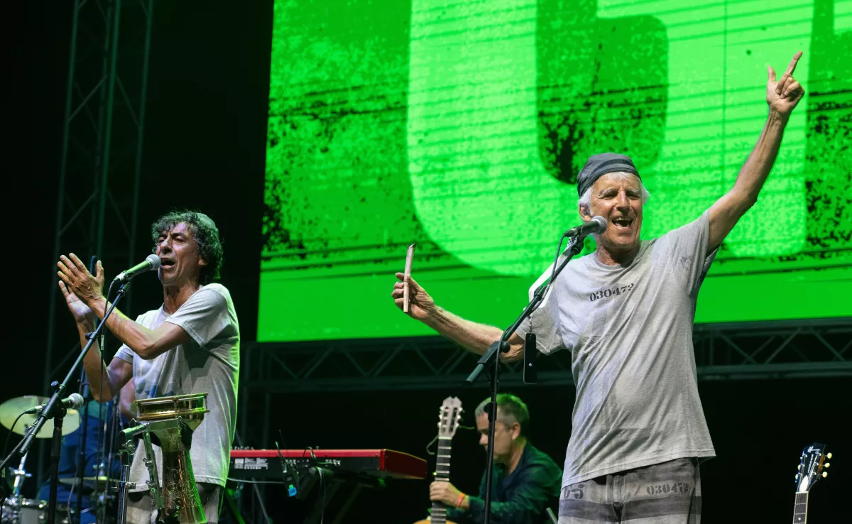 Festival FEM celebrado en la Playa de la Conche, localidad de El Cotillo. En la foto, Kiko Veneno (d) y Tomasito (i). EFE/ Carlos de Saá