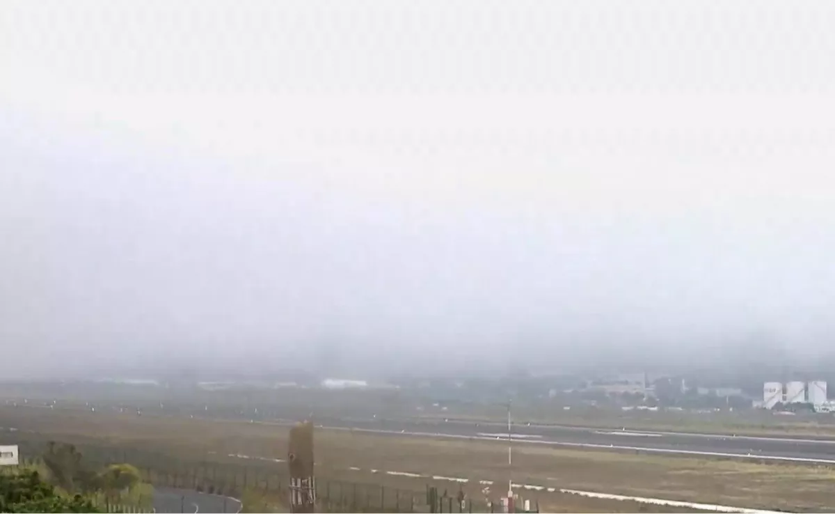 Imagen de la niebla en el aeropuerto de Tenerife Norte durante el domingo 6 de julio / LANZAROTE WEBCAM