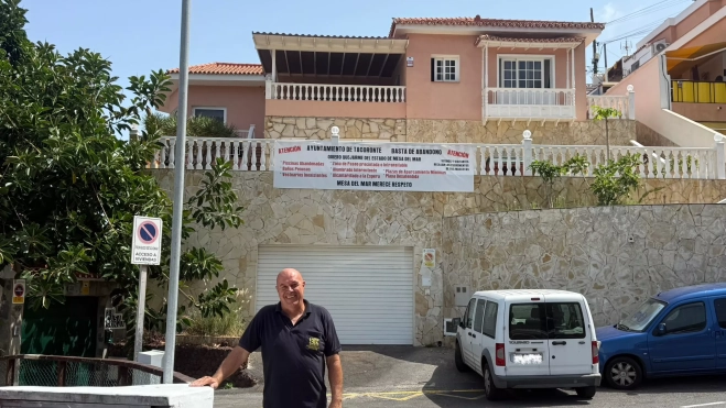 Cristo Miguel Hernández Pérez, vecino de Mesa del Mar que ha colgado un cartel denunciando el abandono del barrio. / ATLÁNTICO HOY- ALBA MARICHAL Cristo Miguel Hernández Pérez, vecino de Mesa del Mar que ha colgado un cartel denunciando el abandono del barrio. / ATLÁNTICO HOY- ALBA MARICHAL