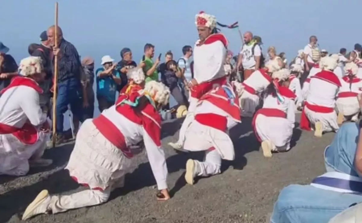 Los bailarines de Sabinosa se arrodillan ante la Virgen de Los Reyes durante la Bajada 2025./ RRSS