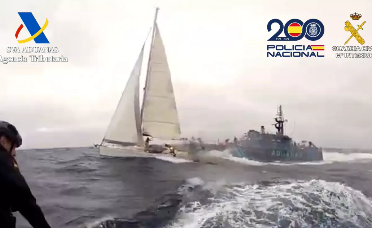 Persecución policial tras un velero con cocaína. / POLICÍA NACIONAL