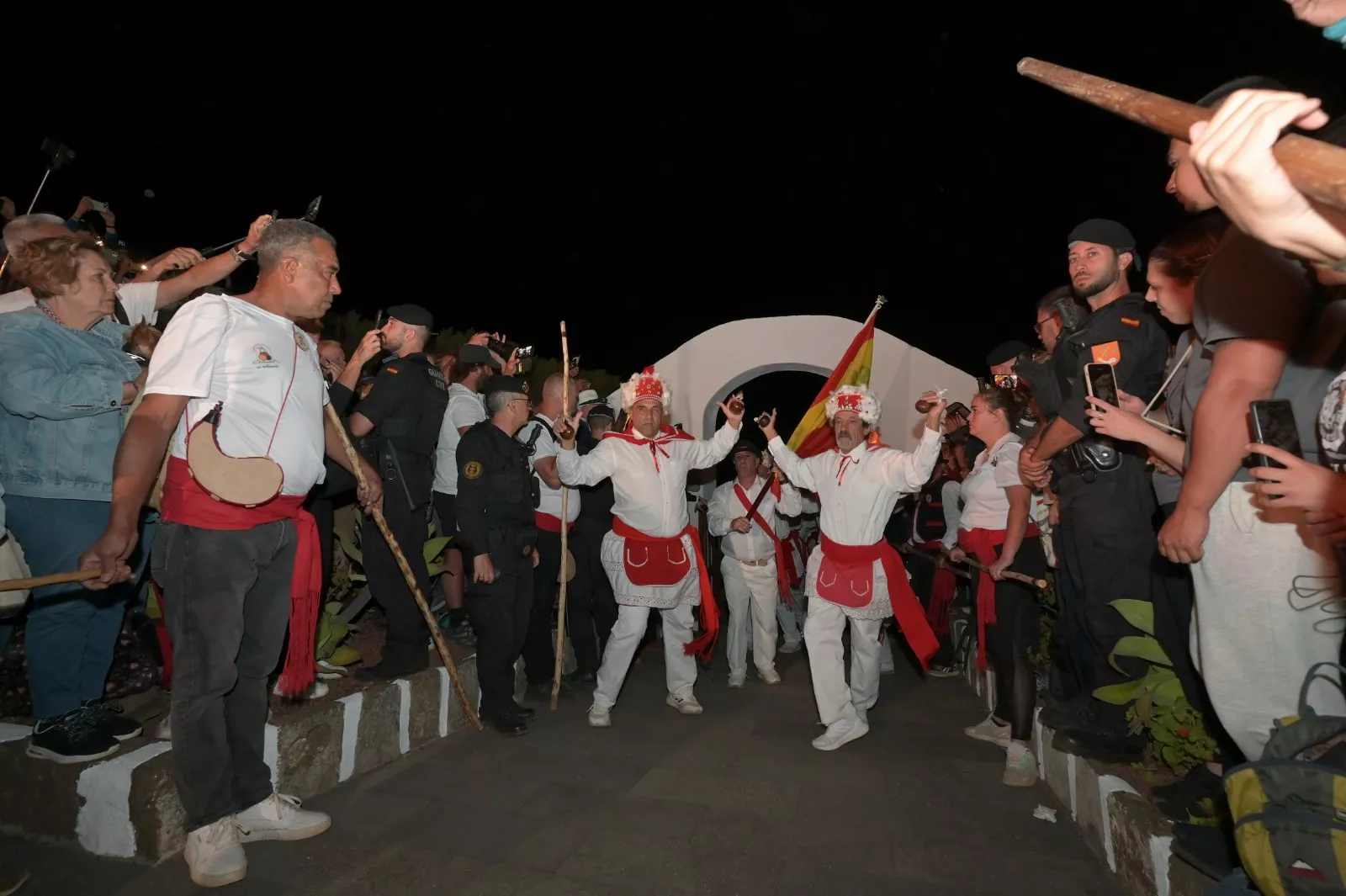  Tocadores y bailarines en el comienzo del trayecto de la Bajada de los Reyes. / GERLMERT FINOL-EFE
