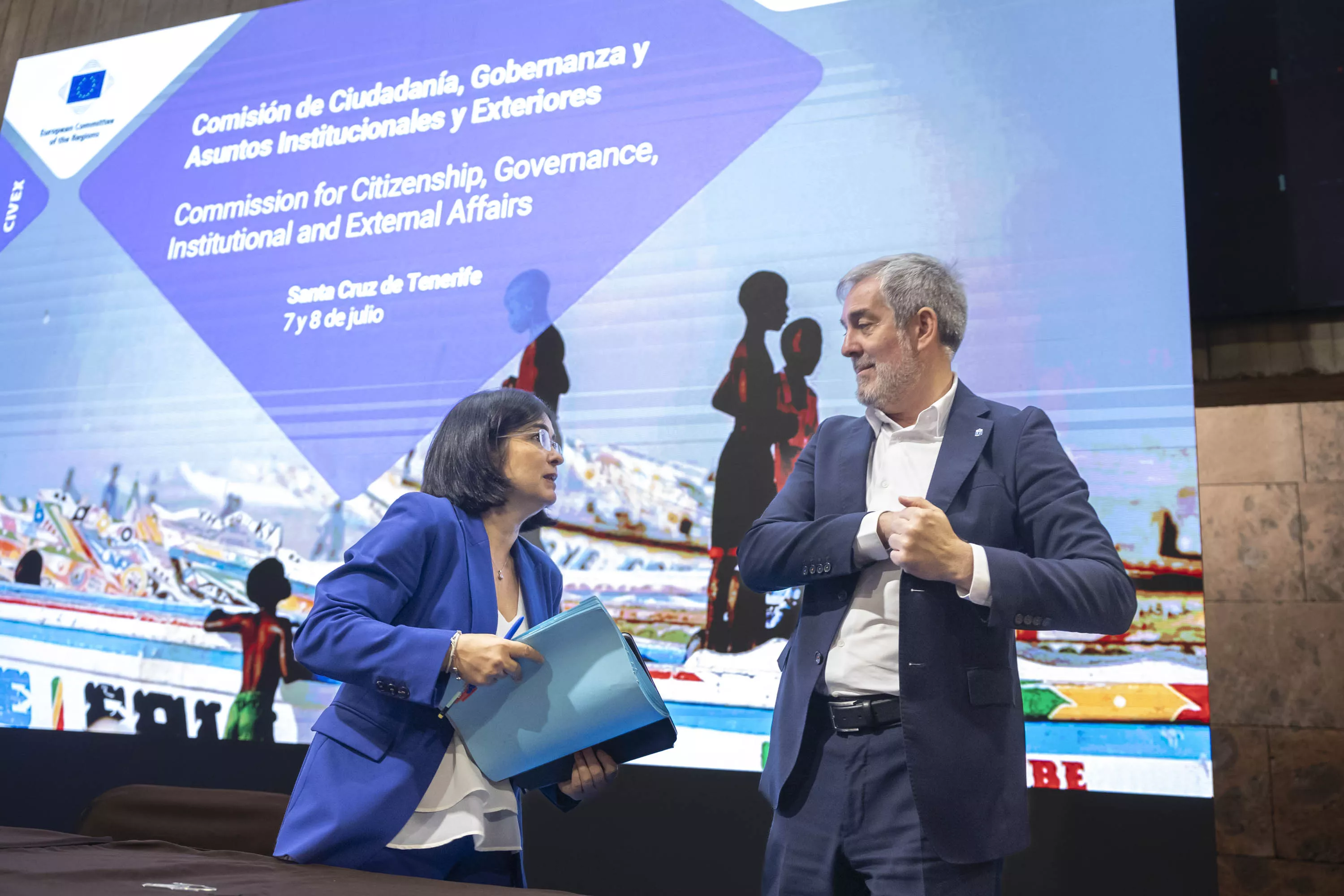 El presidente de Canarias, Fernando Clavijo, y la vicepresidenta de la Comisión de Ciudadanía, Gobernanza y Asuntos Institucionales y Exteriores (CIVEX) del Comité de las Regiones de la Unión Europea, Carolina Darias. / MIGUEL BARRETO-EFE
