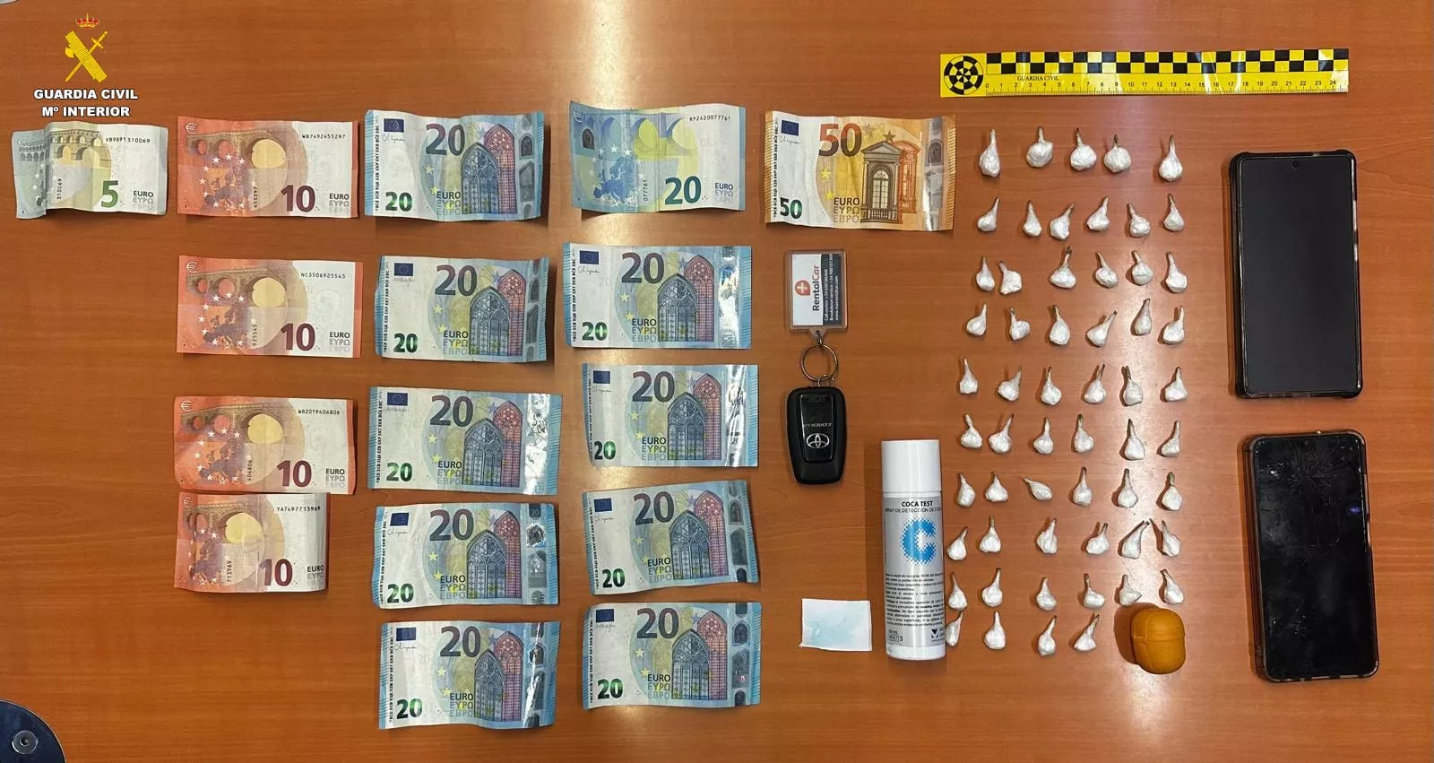 Droga, dinero y móviles incautados por la Guardia Civil en Vecindario. /Cedida