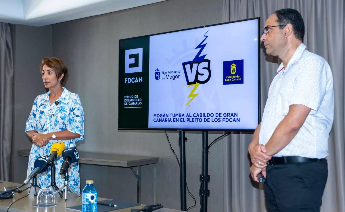 La alcaldesa Onalia Bueno y el concejal de Hacienda Ernesto Hernández durante la presentación de la sentencia contra el Cabildo de Gran Canaria / AYUNTAMIENTO DE MOGÁN