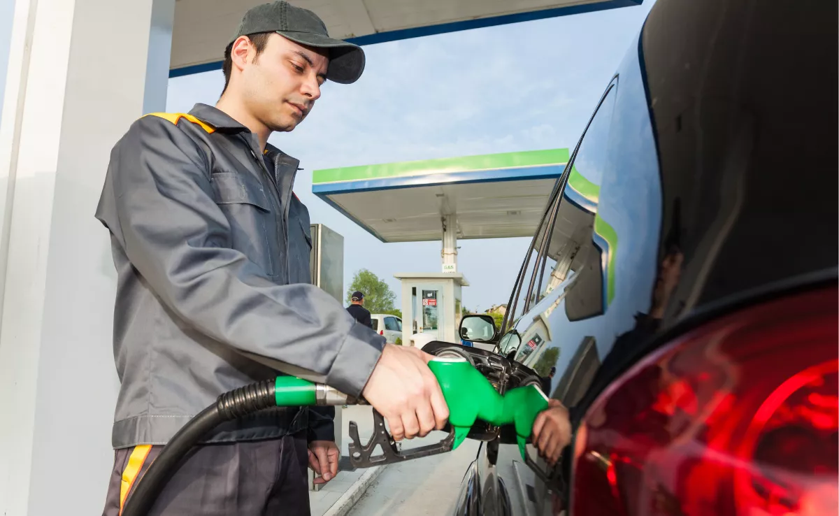 Una persona poniendo gasolina, que será gravada a través del céntimo verde que ha implantado el Gobierno de Canarias. / IMAGEN DE LA RED Una persona poniendo gasolina, que será gravada a través del céntimo verde que ha implantado el Gobierno de Canarias. / IMAGEN DE LA RED