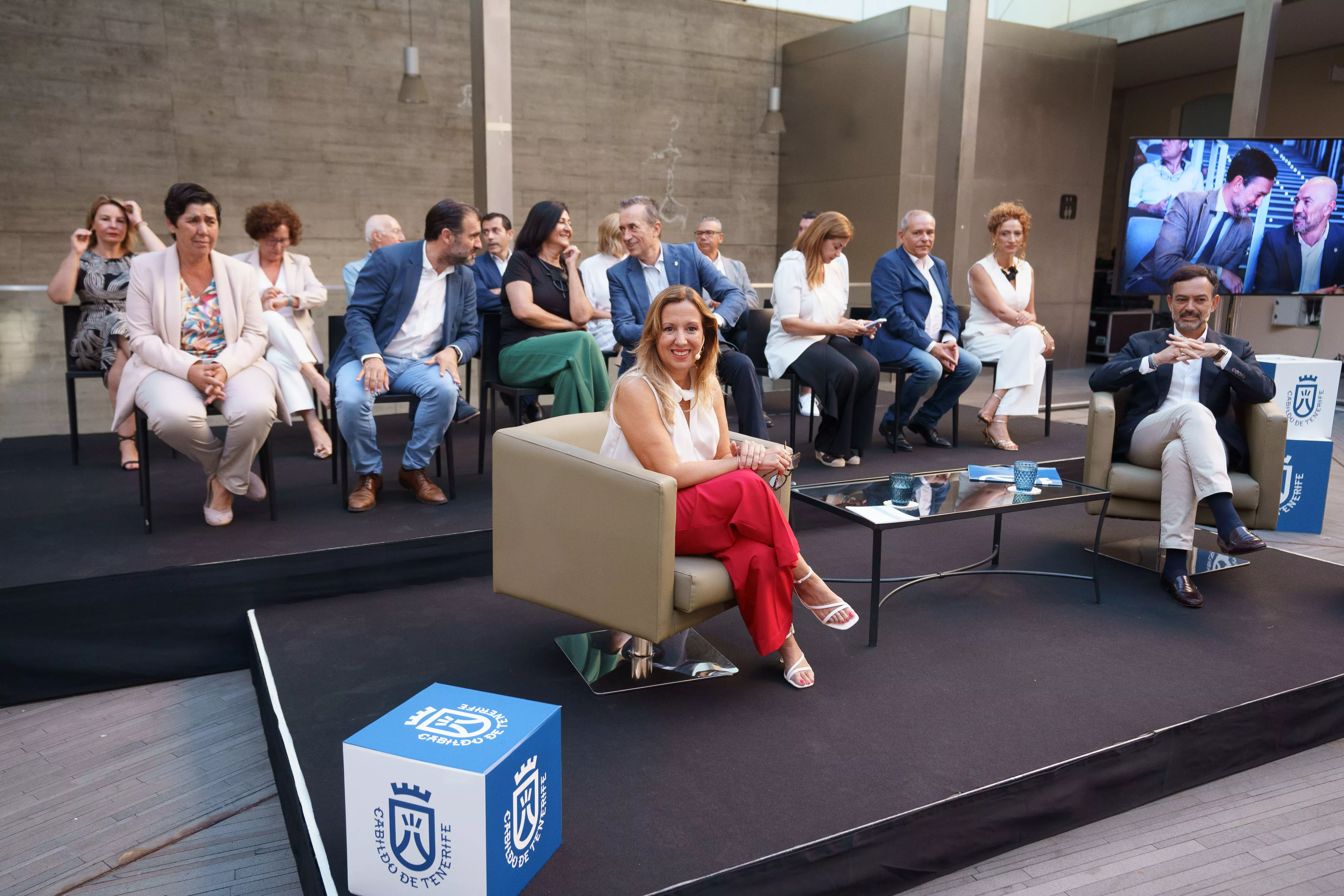 La presidenta del Cabildo de Tenerife, Rosa Dávila (CC) (primera fila i), y el vicepresidente, Lope Afonso (PP) (primera fila, d), han hecho balance este martes balance de sus dos años gestión al frente de la corporación insular. / RAMÓN DE LA ROCHA-EFE