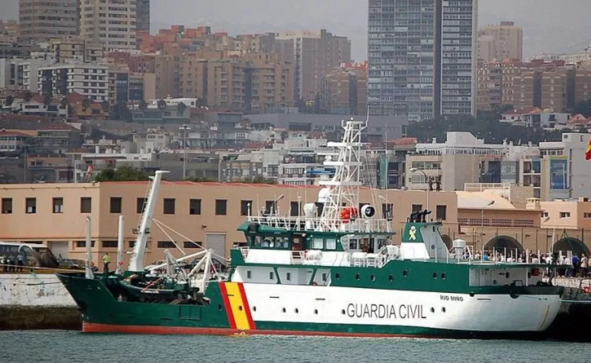 Uno de las embarcaciones del servicio marítimo de la Guardia Civil atracada en el Puerto de Las Palmas. / AH