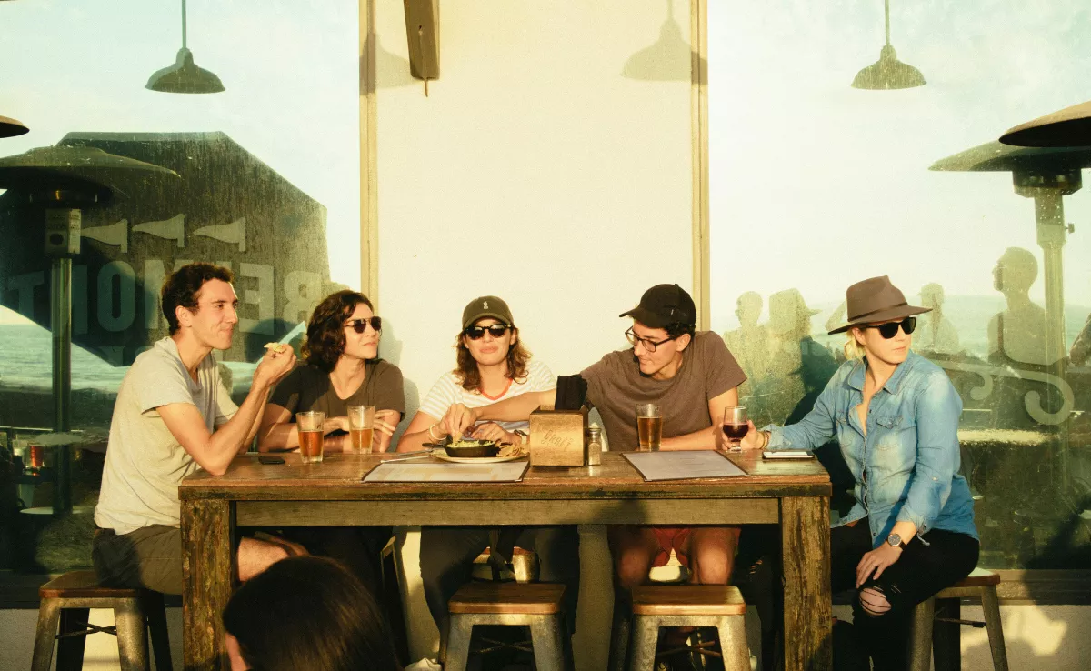 Imagen de un grupo de amigos comiendo / PEXELS