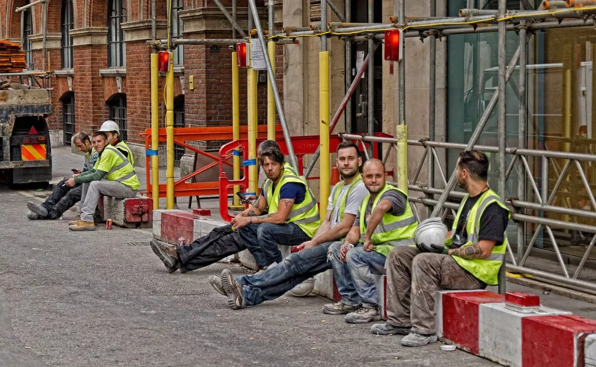 Grupo de obreros descansando. /Flickr