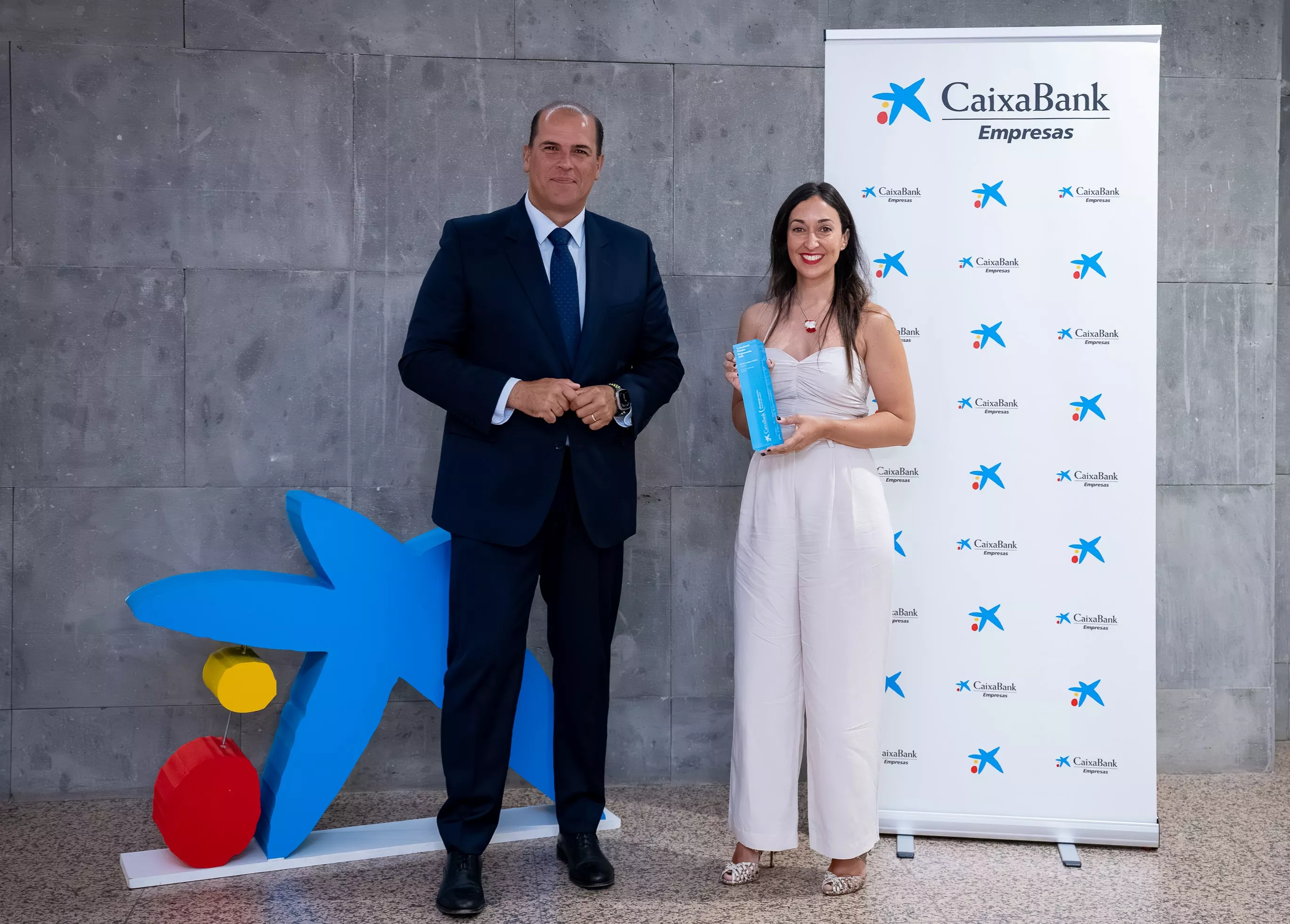 Manuel Afonso, director territorial de CaixaBank, y Dafra Suárez, ganadora del CaixaBank Premio Empresaria en Canarias. / CEDIDA
