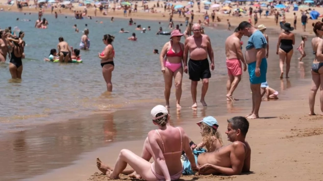 Turistas en una playa de Canarias / EFE Turistas en una playa de Canarias / EFE