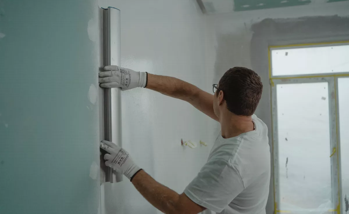 Un hombre durante las obras de una vivienda. / IMAGEN DE LA RED