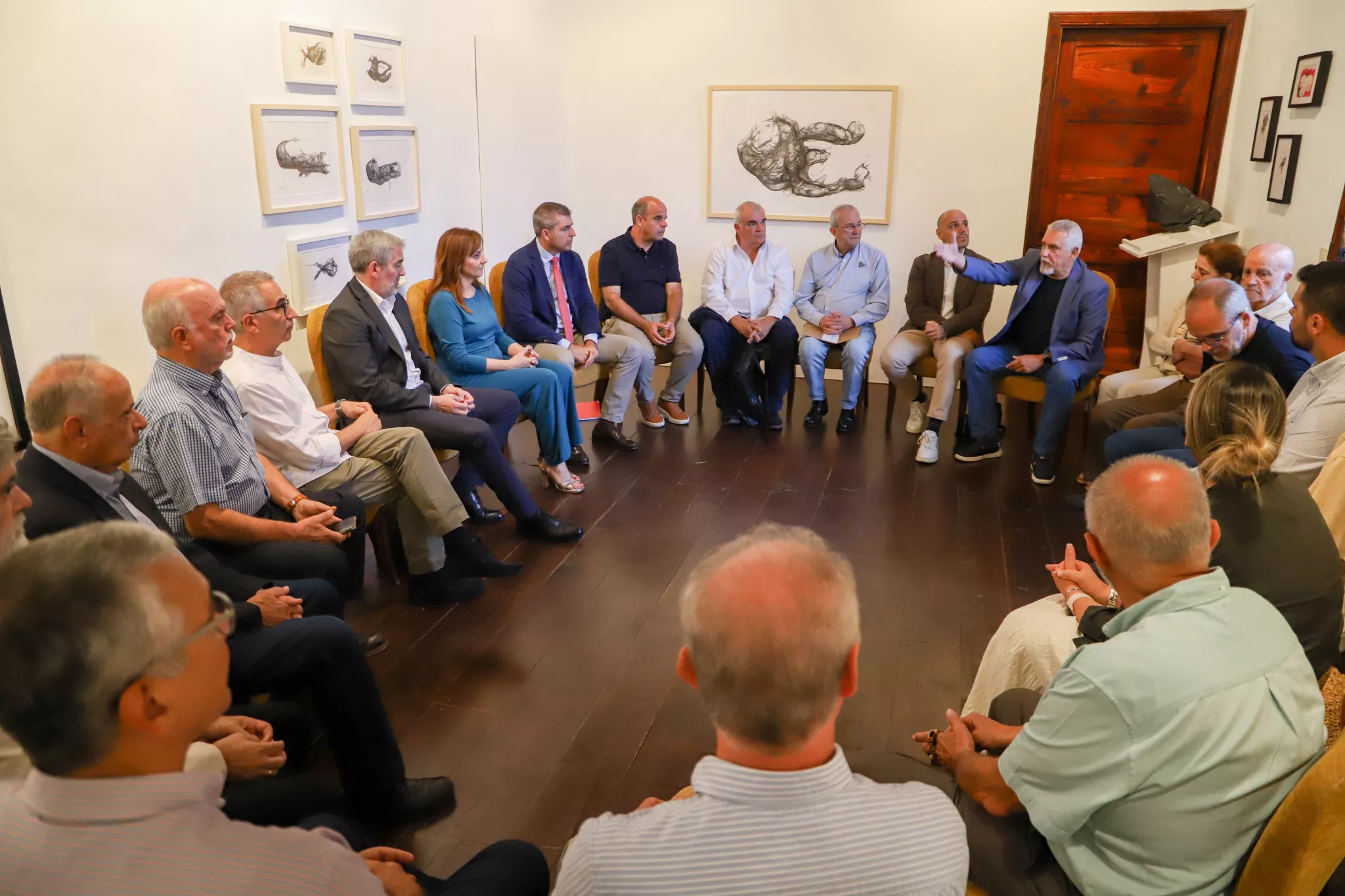 Reunión del presidente de Canarias, Fernando Clavijo, el vicepresidente, Manuel Domínguez, y la consejera de Presidencia, Nieves Lady Barreto, con entidades socioculturales y civiles vinculadas a la Bajada de la Virgen de las Nieves 2025. / LUIS G. MORERA-EFE