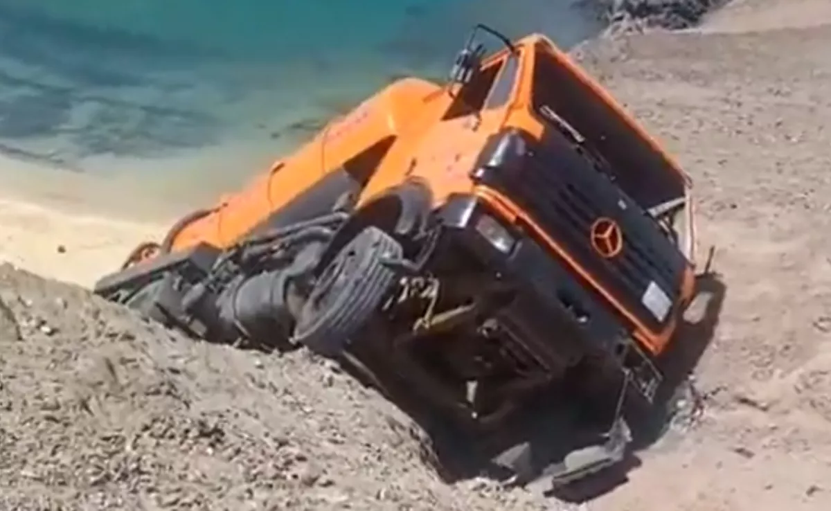 Un camión se desliza por una ladera en la playa Papagayo. / RTVC