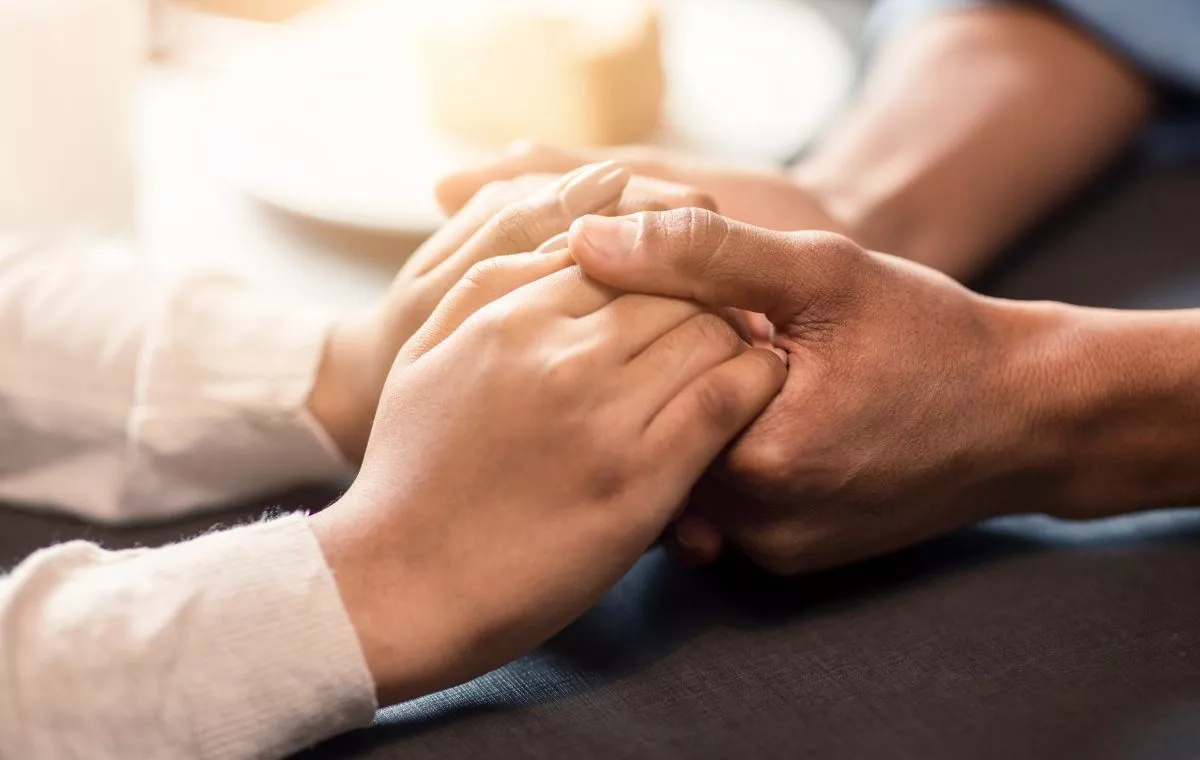 Dos personas juntan sus manos. / 123RF/MILKOS