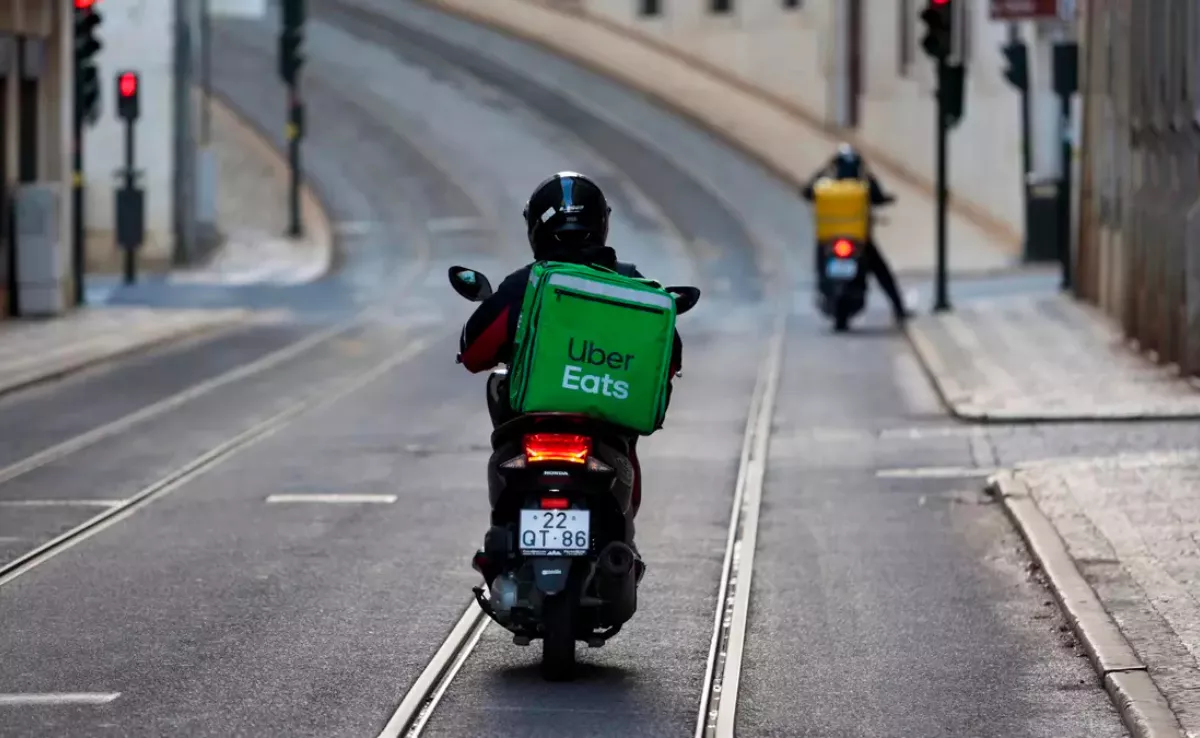 Imagen de un trabajador de Uber Eats / EFE Imagen de un trabajador de Uber Eats / EFE