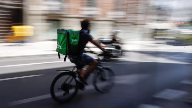 Imagen de un trabajador de Uber EatsEFE (1)