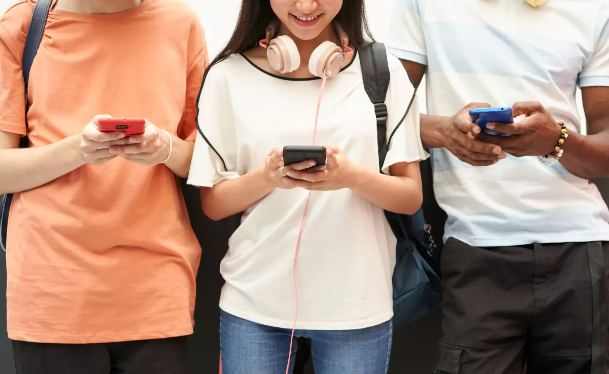 Jóvenes con su teléfono móvil. / IMAGEN DE LA RED