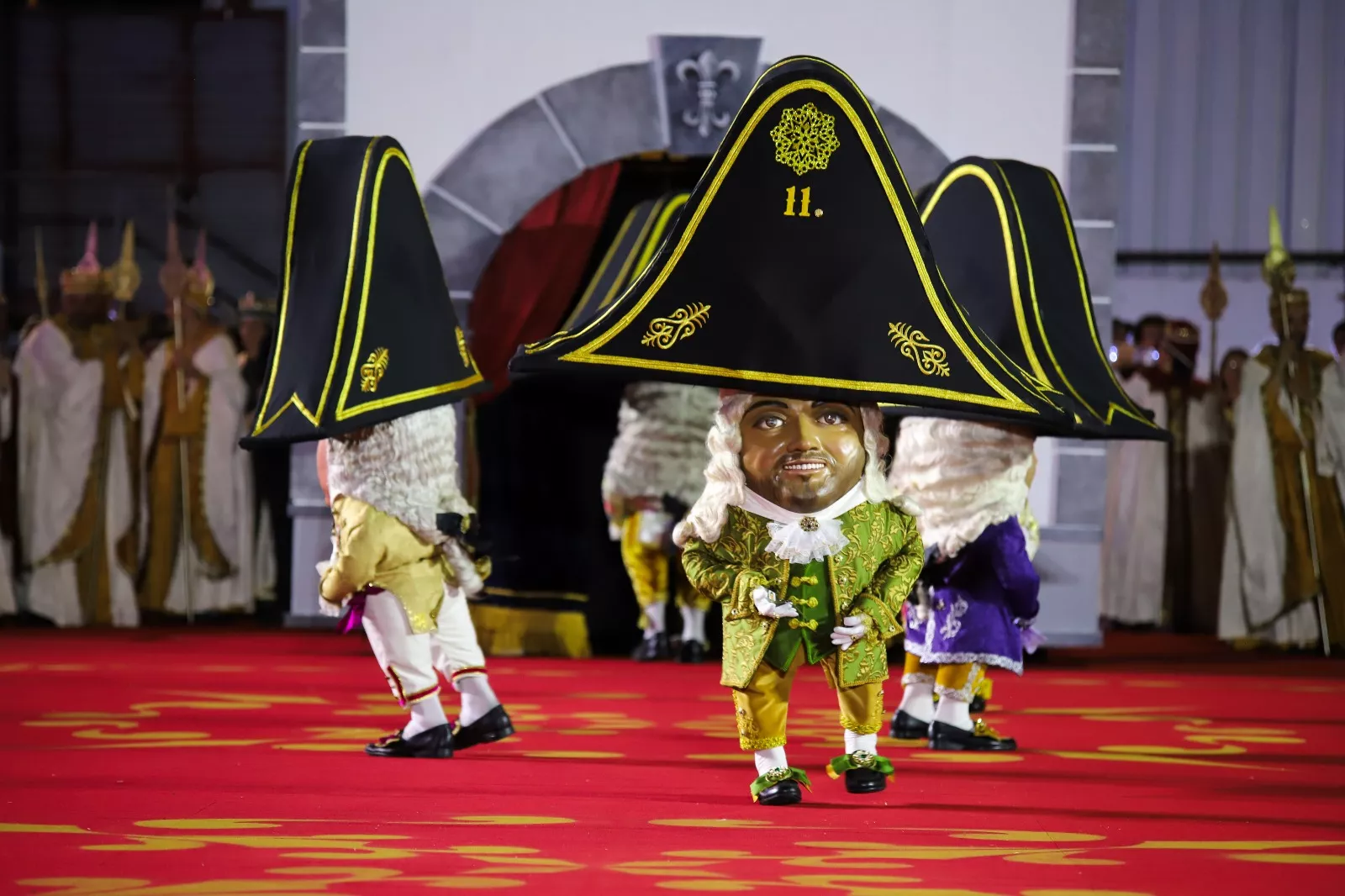 Un momento del espectáculo de la ´Danza de los Enanos de La Palma´, que ha vuelto con la Bajada de la Virgen de Las Nieves que se celebra hoy jueves en la isla de La Palma. / EFE-LUIS G MORERA.