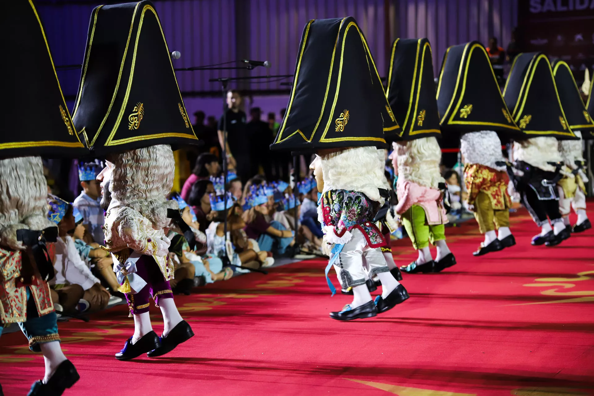 Un momento del espectáculo de la ´Danza de los Enanos de La Palma´, que ha vuelto con la Bajada de la Virgen de Las Nieves que se celebra hoy jueves en la isla de La Palma. / EFE-LUIS G MORERA.