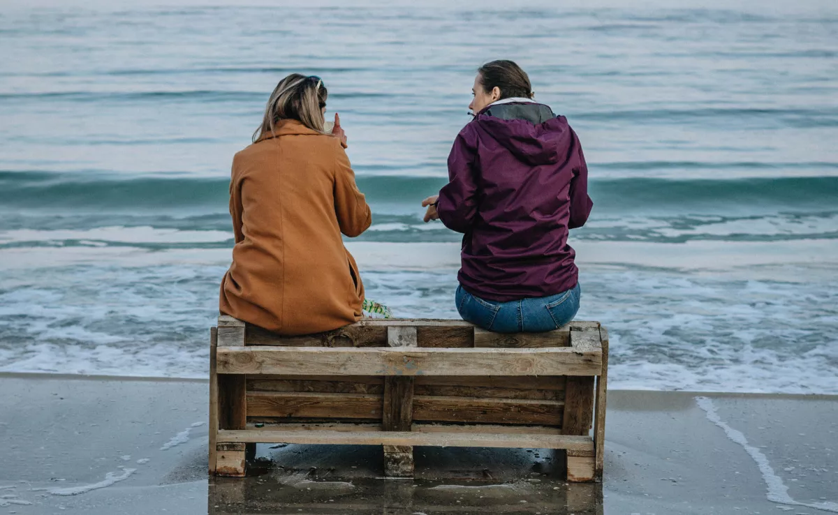 Imagen de dos personas manteniendo una conversación / CANVA