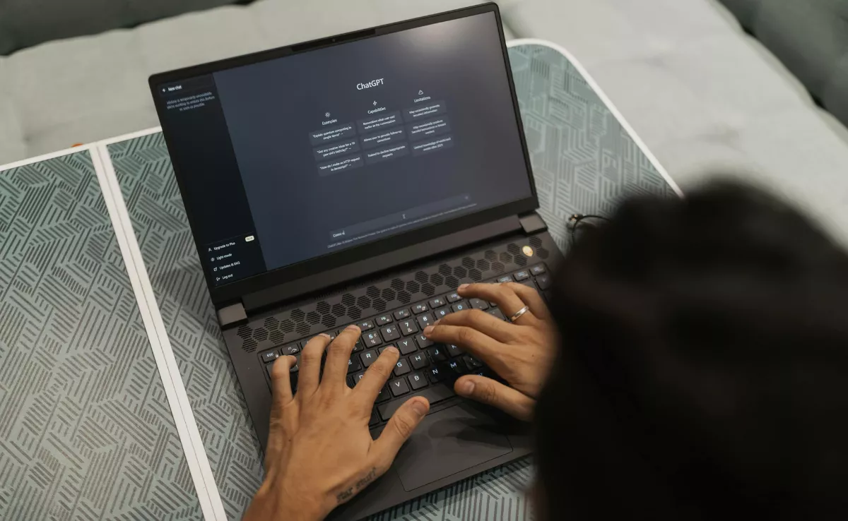 Imagen de una persona usando ChatGPT / CANVA