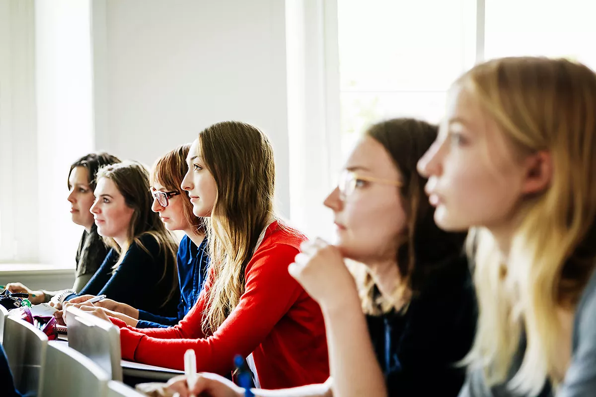 Mujeres atendiendo en una clase en la Universidad. /Archivo