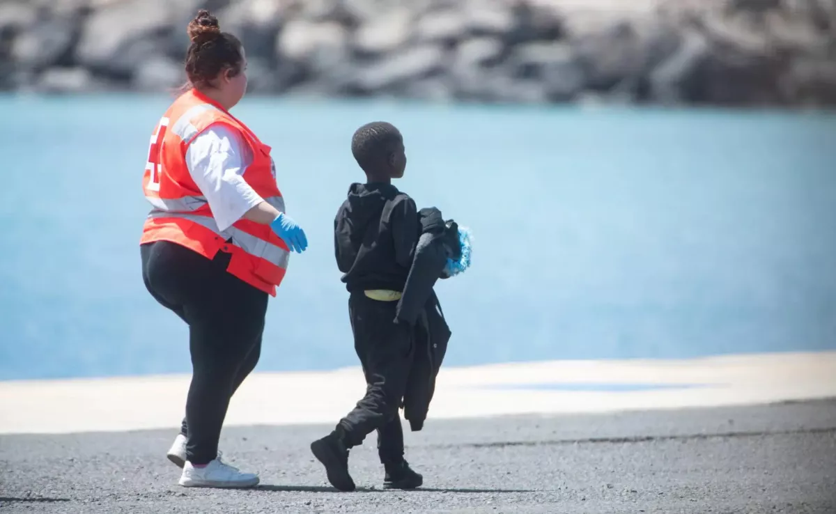 España solo trasladará a 100 menores migrantes desde Canarias pese al compromiso con 900. / EFE/-CARLOS DE SAÁ