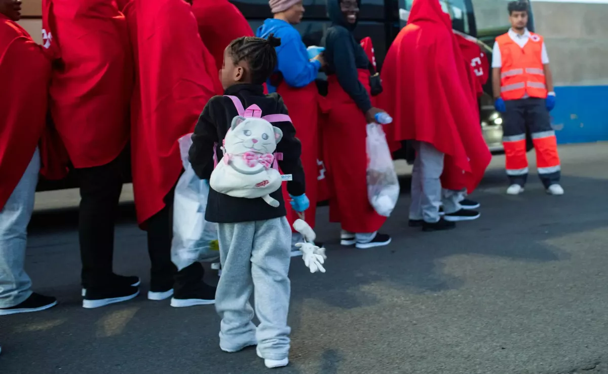 Una de las niñas migrantes rescatadas en septiembre de 2024 por Salvamento Marítimo de una lancha neumática al este de Fuerteventura.7 EFE/CARLOS DEL SAÁ
