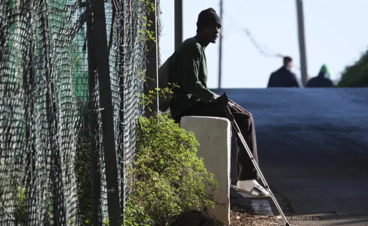 Uno de los jóvenes migrantes en las inmediaciones del centro de Las Raíces, en Tenerife./ EFE-ALBERTO VALDÉS