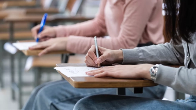 Imagen de dos personas en un examen de la PAU / AH Imagen de dos personas en un examen de la PAU / AH