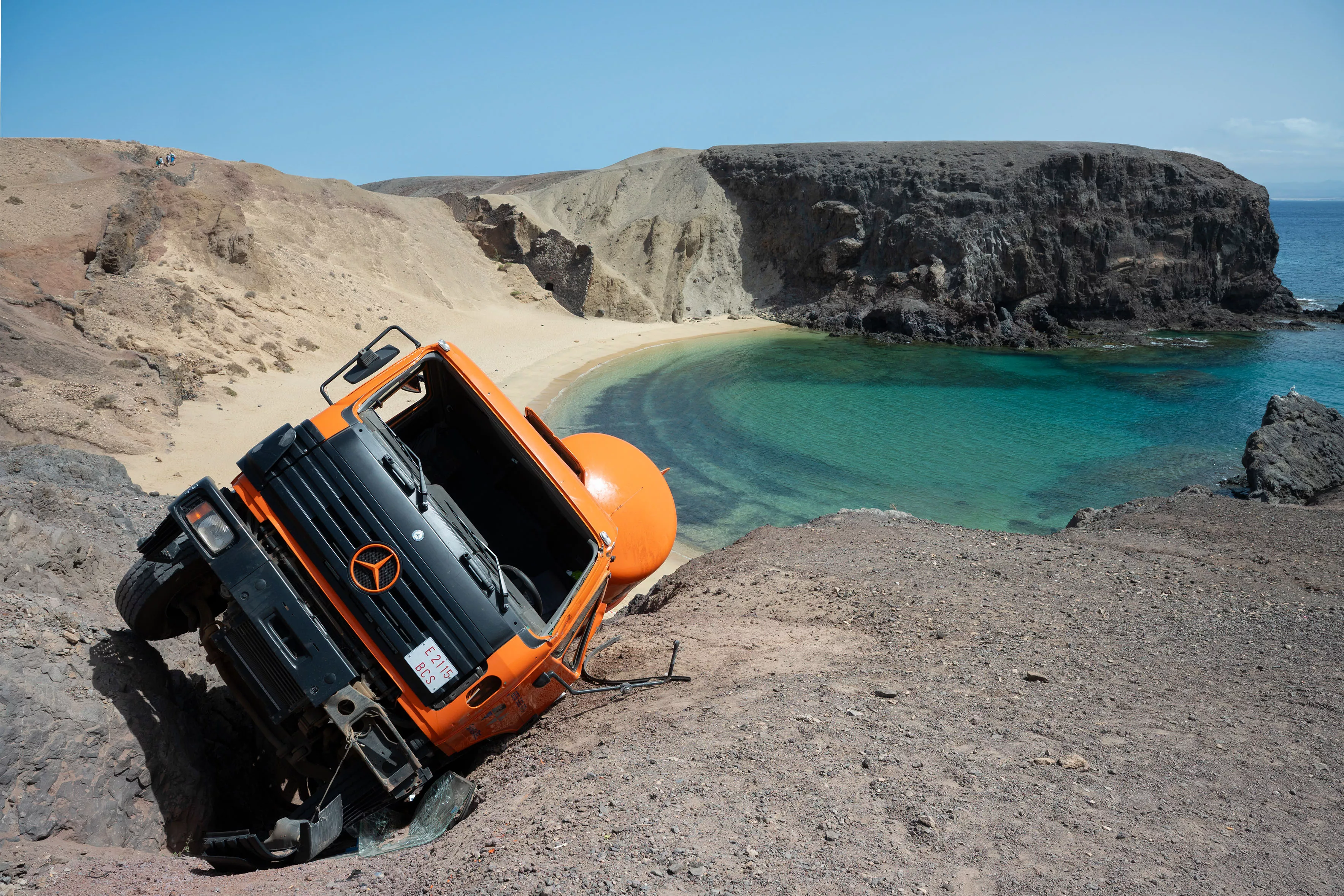  Un camión de desatascos precipitado por uno de los riscos de la playa de Papagayo, en el Monumento Natural de Los Ajaches, al lado del chiringuito que se encuentra en la zona. / ADRIEL PERDOMO-EFE